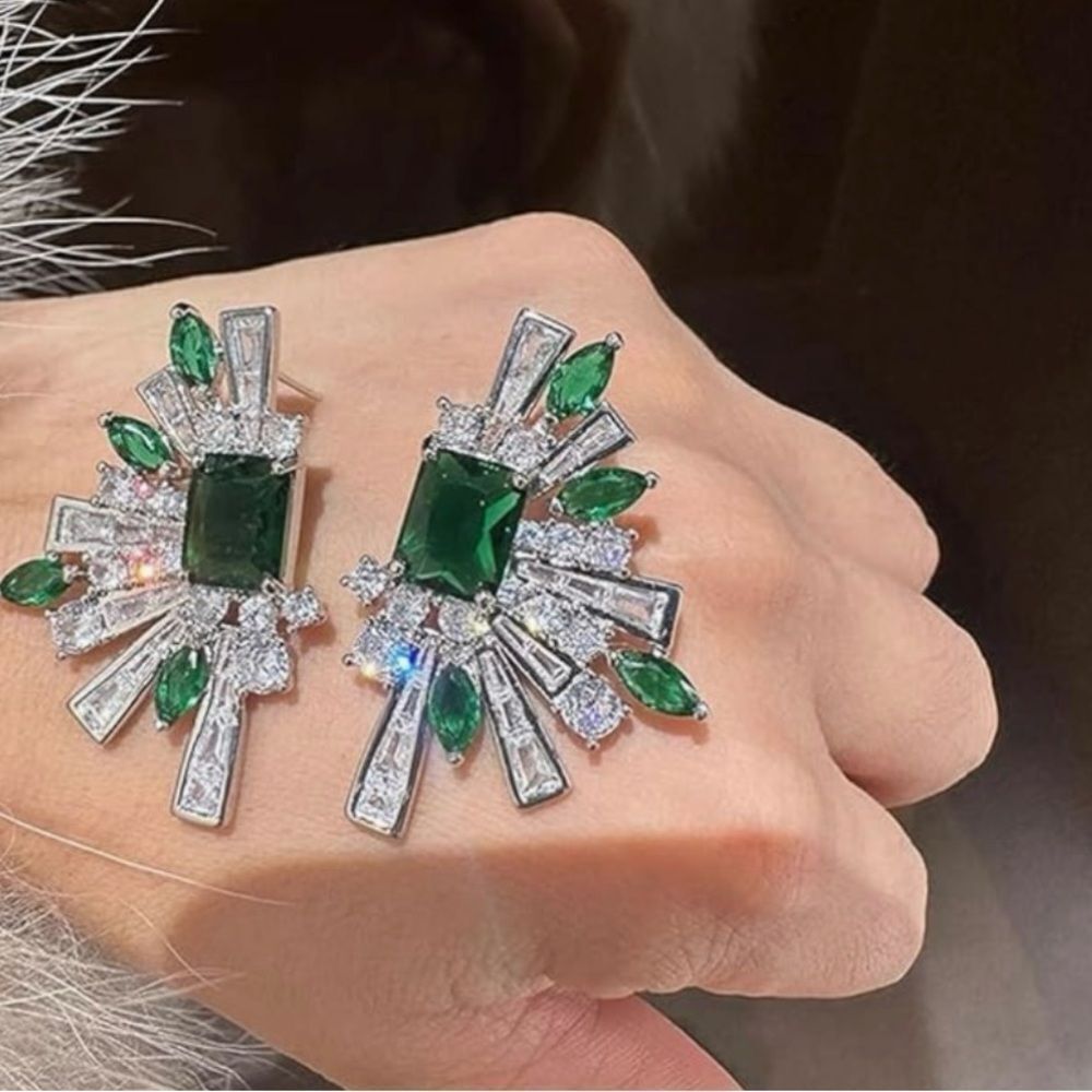 💚 NEW Elegant Green and Silver Starburst Statement Earrings 💚